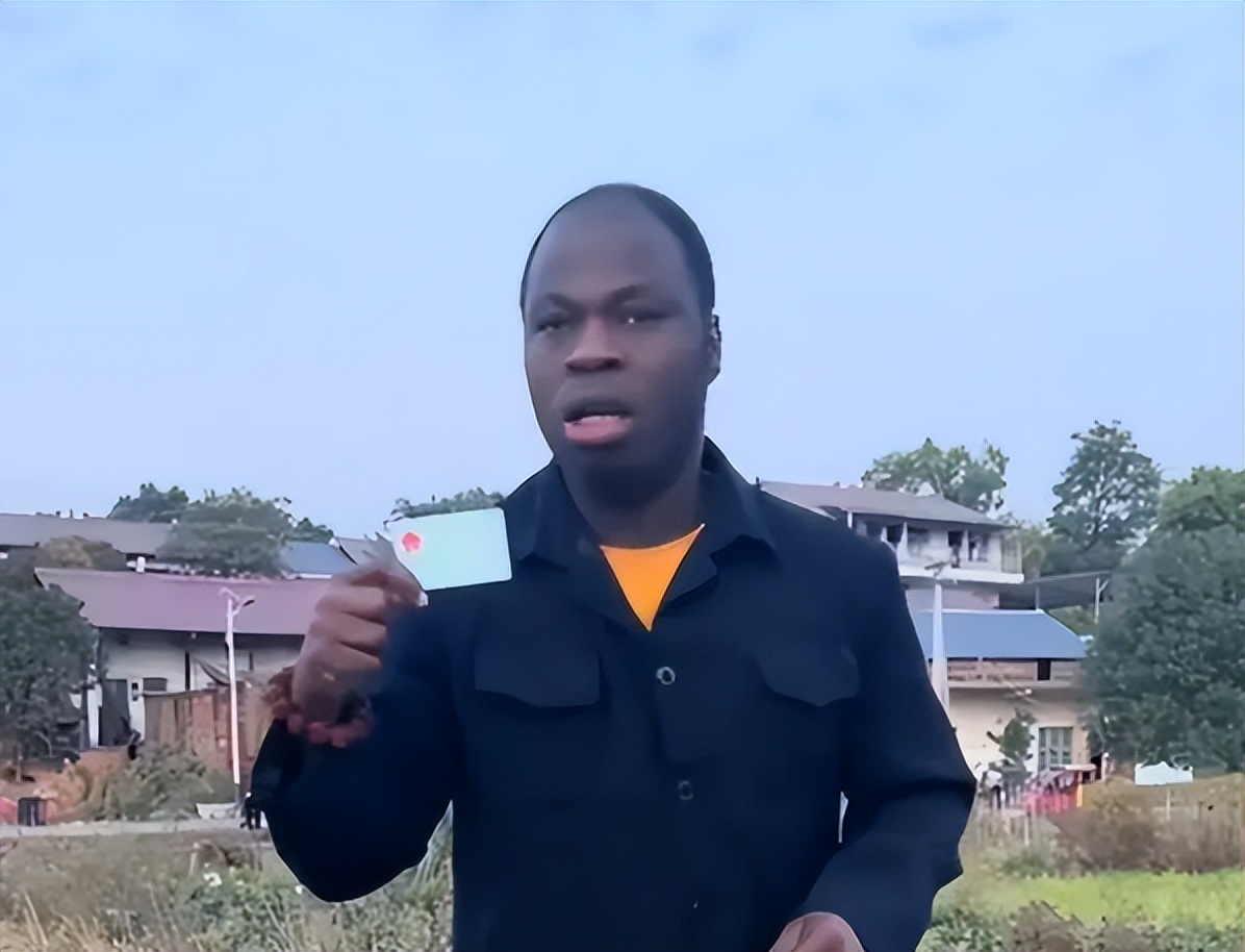 非洲小伙自封“赘婿”，撒泼打滚加方言吵架，气得隔壁大妈直跺脚