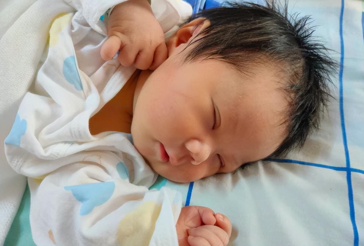 宝宝一般几个月认人,宝宝多大开始认人的表现