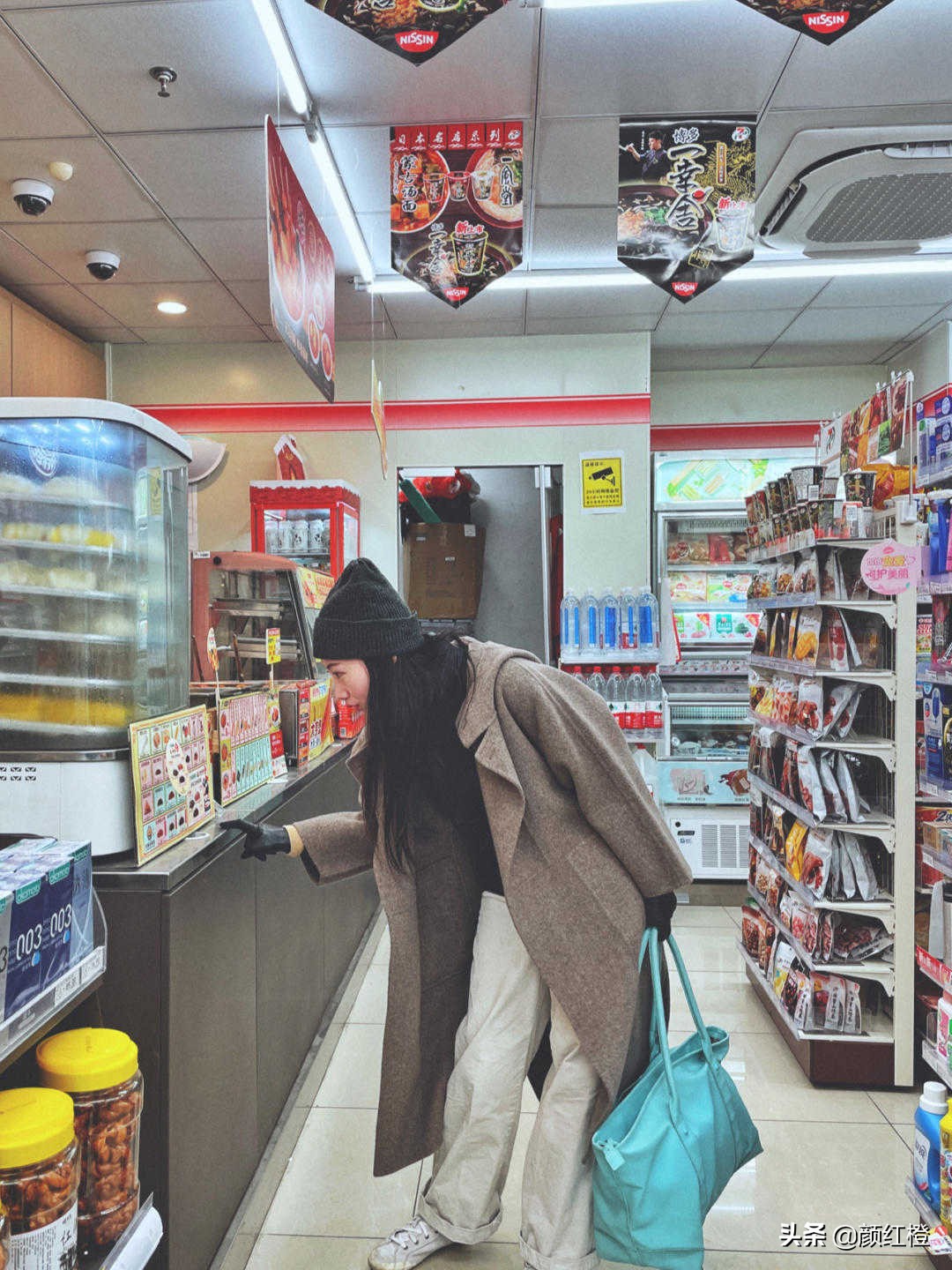 羽绒马甲什么时候穿怎么搭配好看,今冬最火大衣穿法太时髦高级了