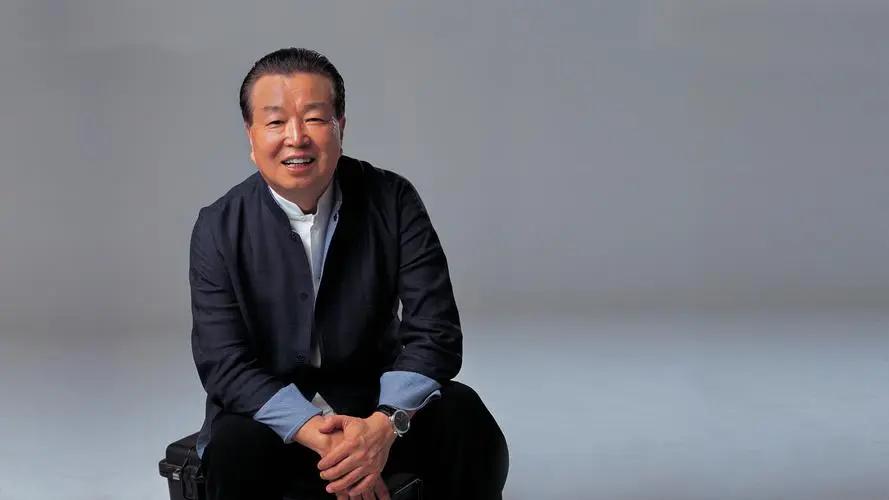 他靠卖红牛坐拥千亿庄园，曾靠*血卖**度日，年过花甲仍孤家寡人