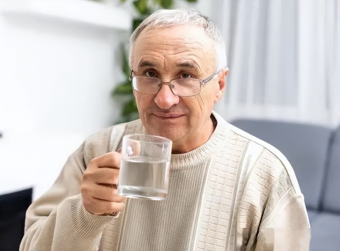 年轻人尿频还尿得多是什么原因,老年人尿频尿多正常吗