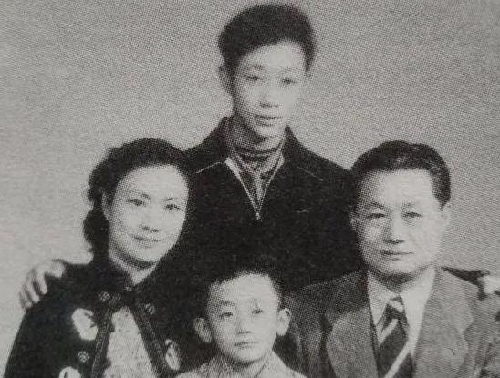 出国6年，丈夫终于归来，可苑茵却每晚背对他，原因令人心酸