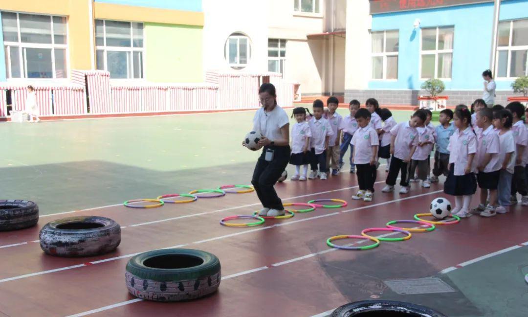 足球趣味小游戏幼儿园,小小足球户外游戏玩法