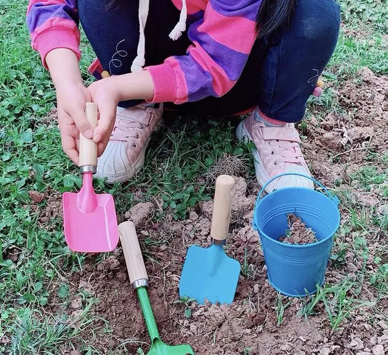 温州小伙摆地摊,摆摊小伙卖文具