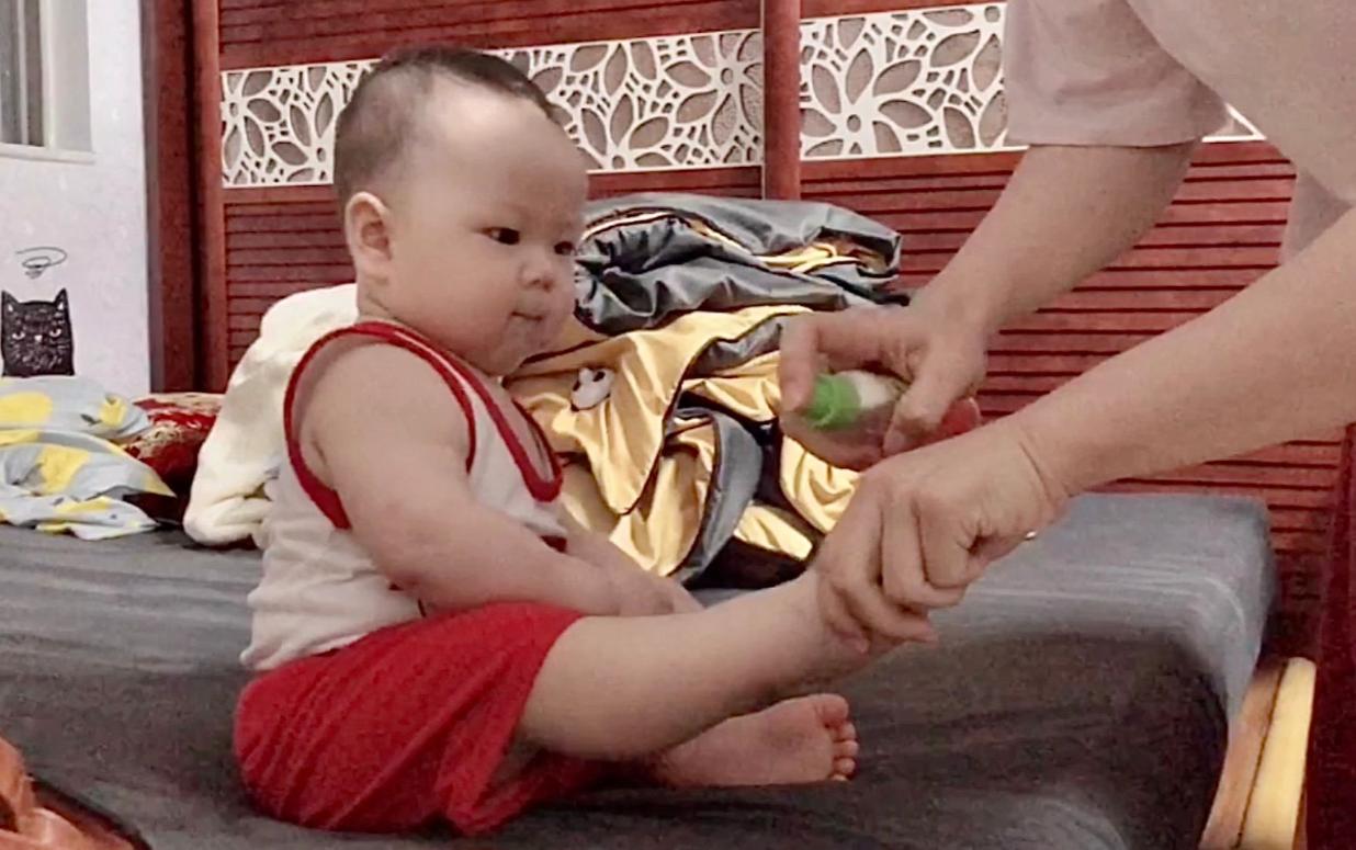 孩子被蚊子咬了老哭,孩子被蚊子咬过抓了红一片