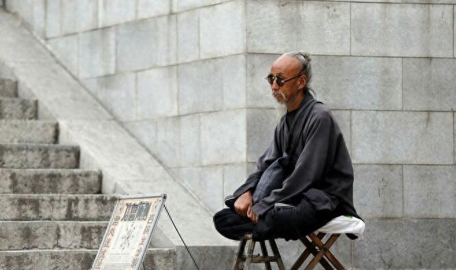 民间故事传说收脚印,不要扒蛇皮的民间故事