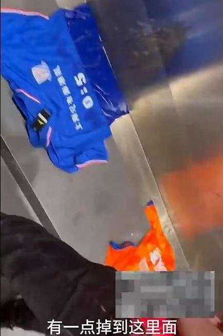 申花绝杀海港球迷的欢呼声,山东泰山迎战上海申花球迷庆祝