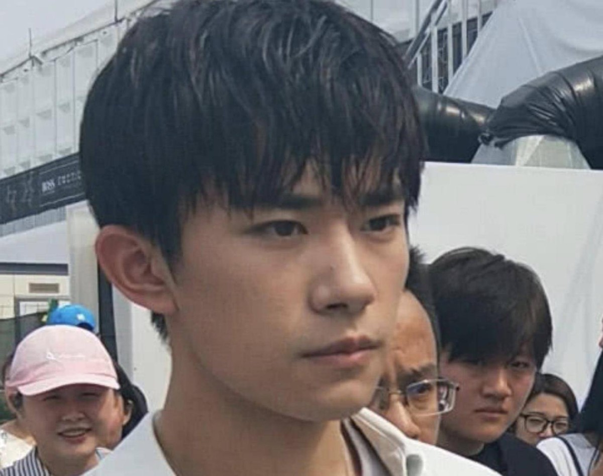 筷子腿、眯眯眼、痘坑脸,9位“男神”生图现原形,神颜变普男!