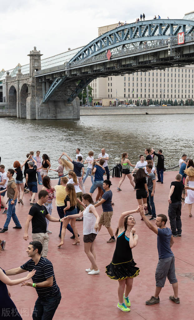 一群大妈为了跳广场舞闯进足球场,大爷大妈霸占足球场跳广场舞后续