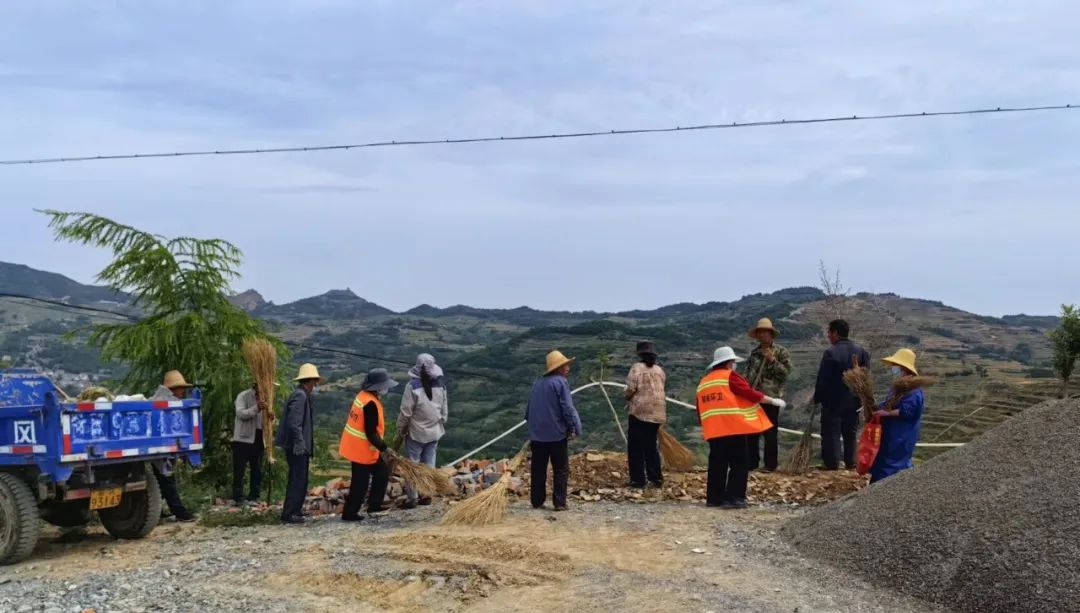 辛店镇持续开展路域环境整治行动,两城镇不断加大环境卫生整治力度