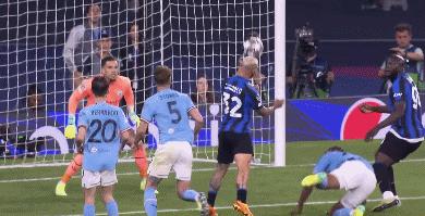 1-0夺冠，新王诞生！曼城狂欢：20天夺3冠，多人喜极而泣