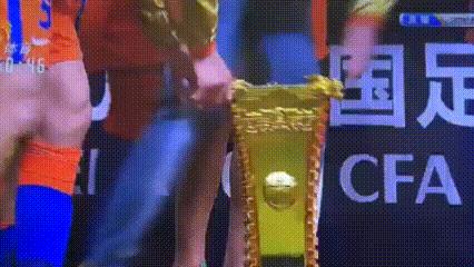 足协杯冠军奖杯被掰断一个角,冠军奖杯碎了