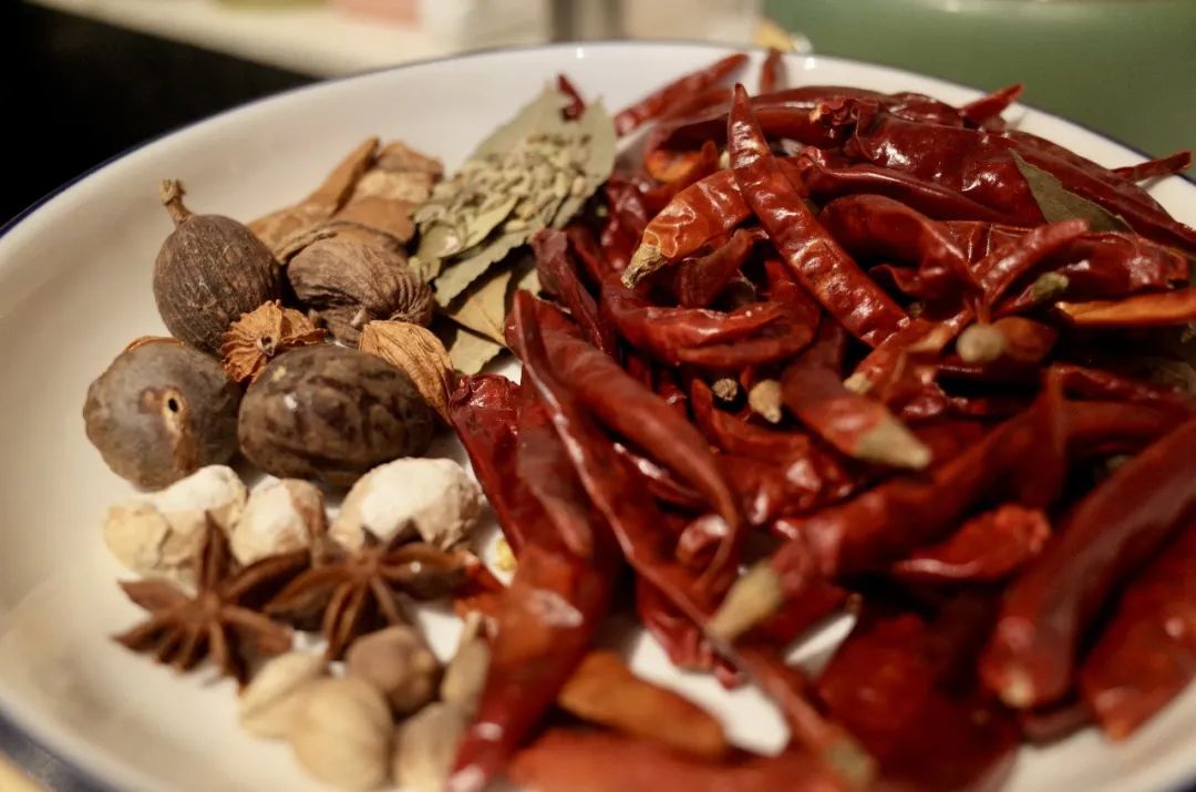 终于炒出了两锅会说自贡话的兔儿