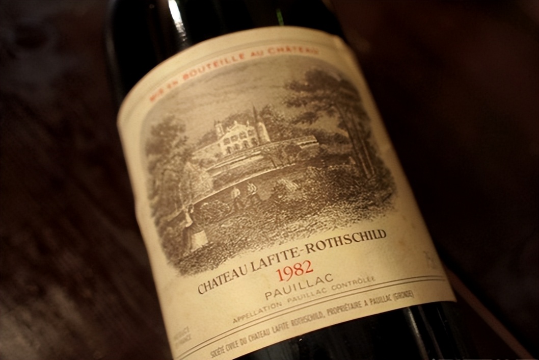 一瓶82年拉菲2分钱,一瓶82年的拉菲一共消费32万