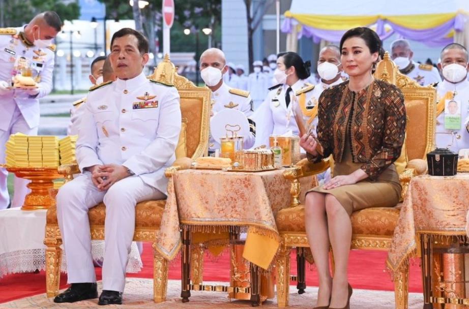 苏提达阻止西拉米回归事件,苏提达当侍卫时给西拉米下跪