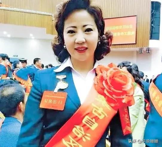 李副局长：到底是公务员中的明星，还是明星中的公务员？