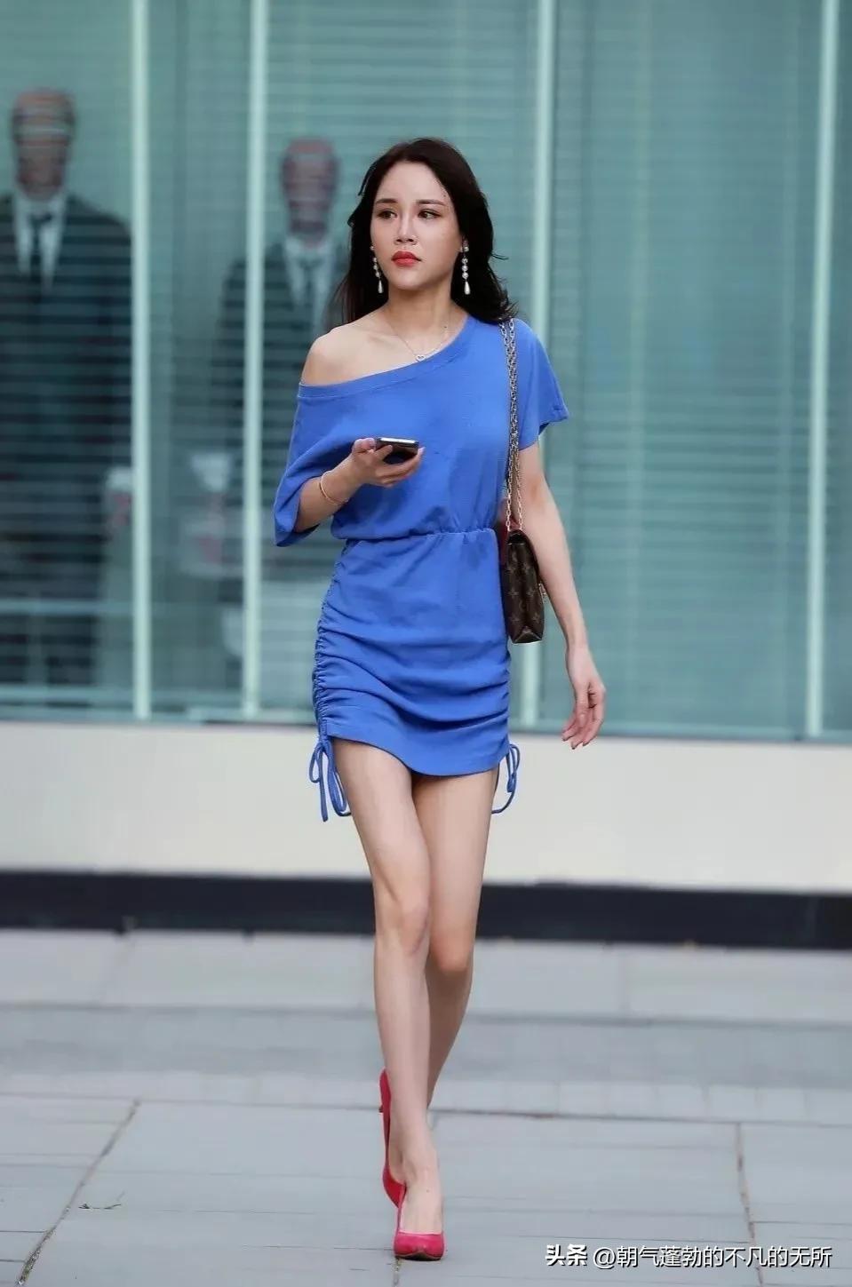 街拍斜肩衣搭配,最新街拍斜肩连衣裙
