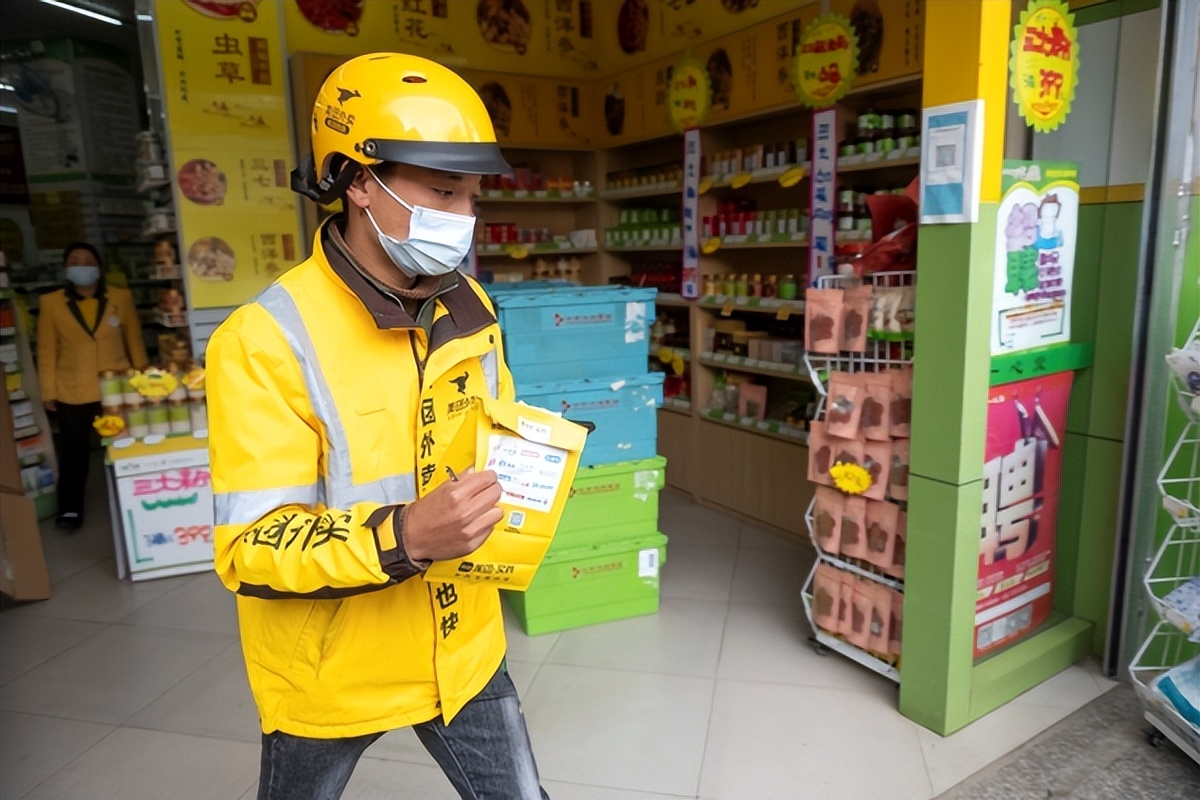 斜杠青年的骑手生活：边开水果店边做骑手昆明小伙收获“满满的幸福”