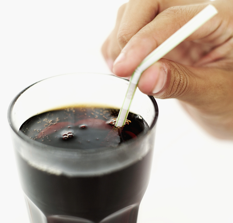 为什么家里冻的冰块发白,为什么外面买的冰块有洞