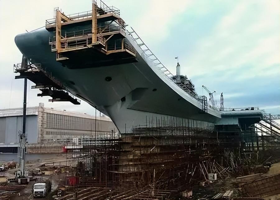 俄罗斯怎么整印度？1块钱卖给印度一艘航母，15年间狂宰30亿