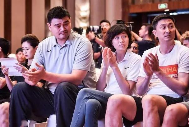 姚明父女现身机场照,姚明女儿姚沁蕾现在身高近照