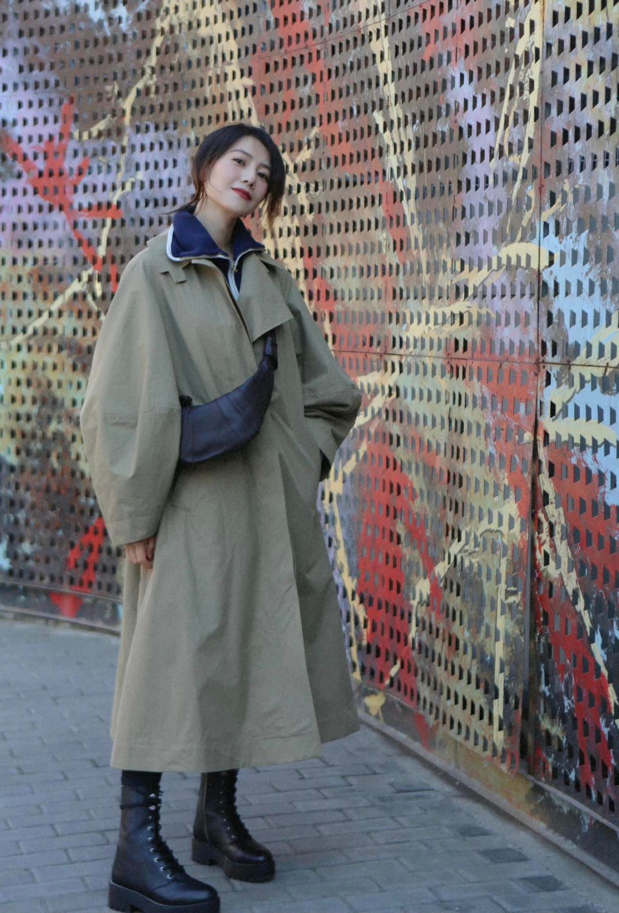 高圆圆晒照穿风衣清纯气质尽显,高圆圆穿搭简单气质优雅知性