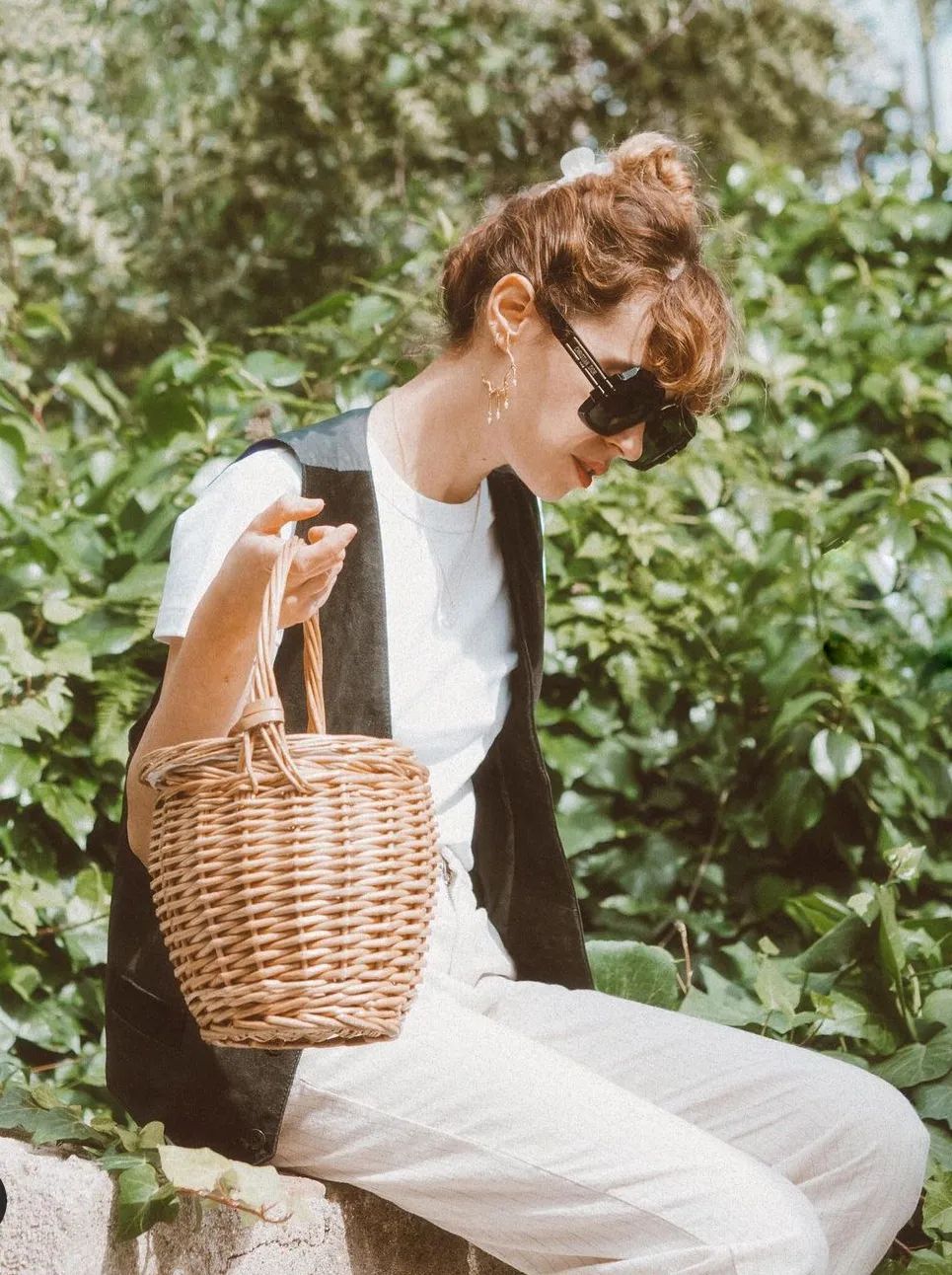 秋日马甲穿搭的n种,春天咖色格子针织马甲怎么搭配