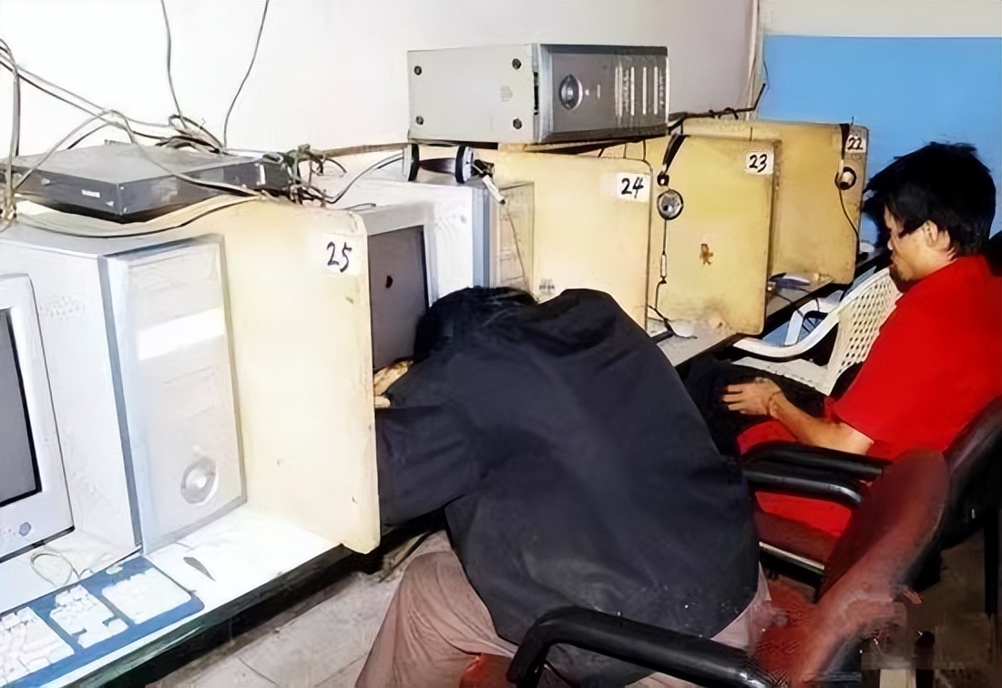 东北“五毒教母”的荒唐人生：年过5旬*养包**23岁小伙，拉女儿贩毒