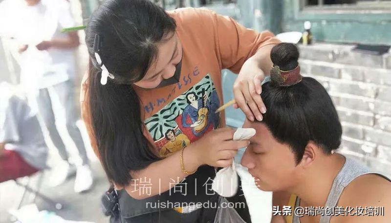 今年化妆师的工作前景,化妆师从业薪资待遇多少