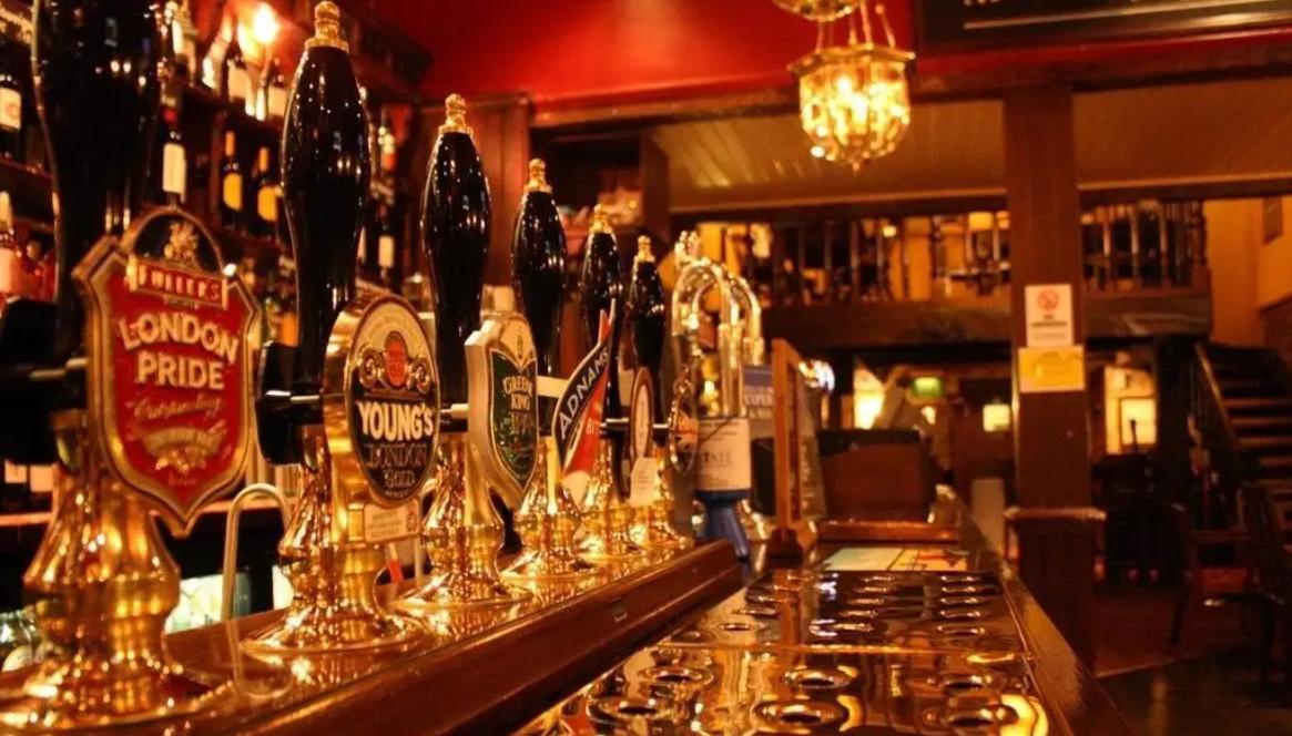 我这朋友的奢侈生活，由“赌”而来，他是此中高手