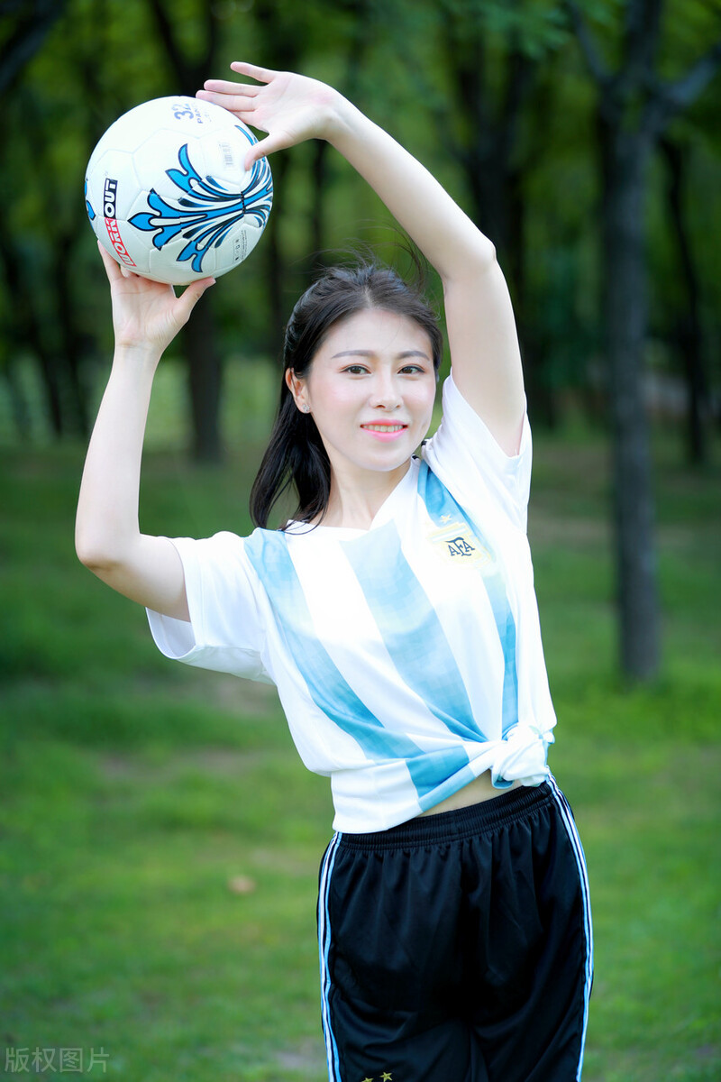 音乐人陈尚依化身足球宝贝拍世界杯写真