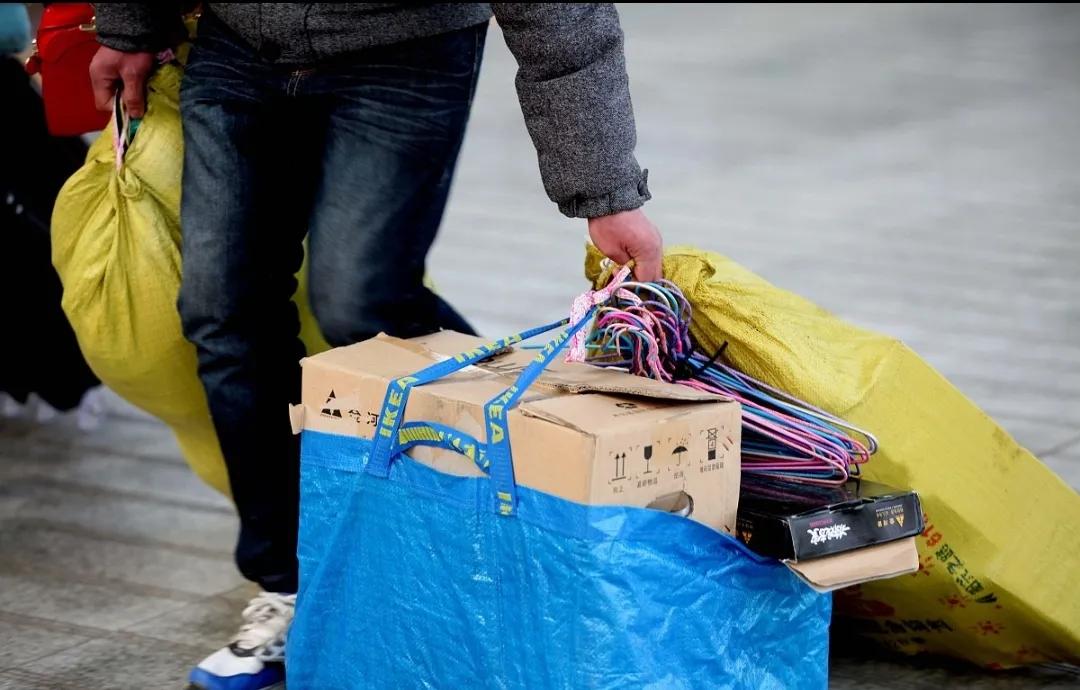 21年，上海74岁老人死家中6天，恶臭飘小区，同居儿子：我有鼻炎