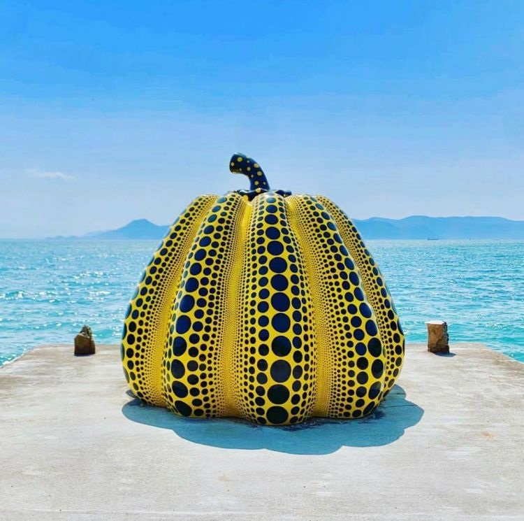 在美国组织全裸行为艺术被捕，日本丑闻女王如何逆袭为最贵女画家