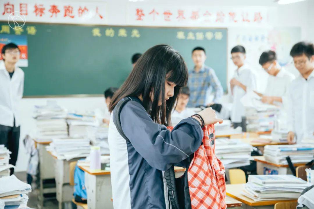 这个校园“*拍偷**狂魔”,拍下了95后的绝版青春