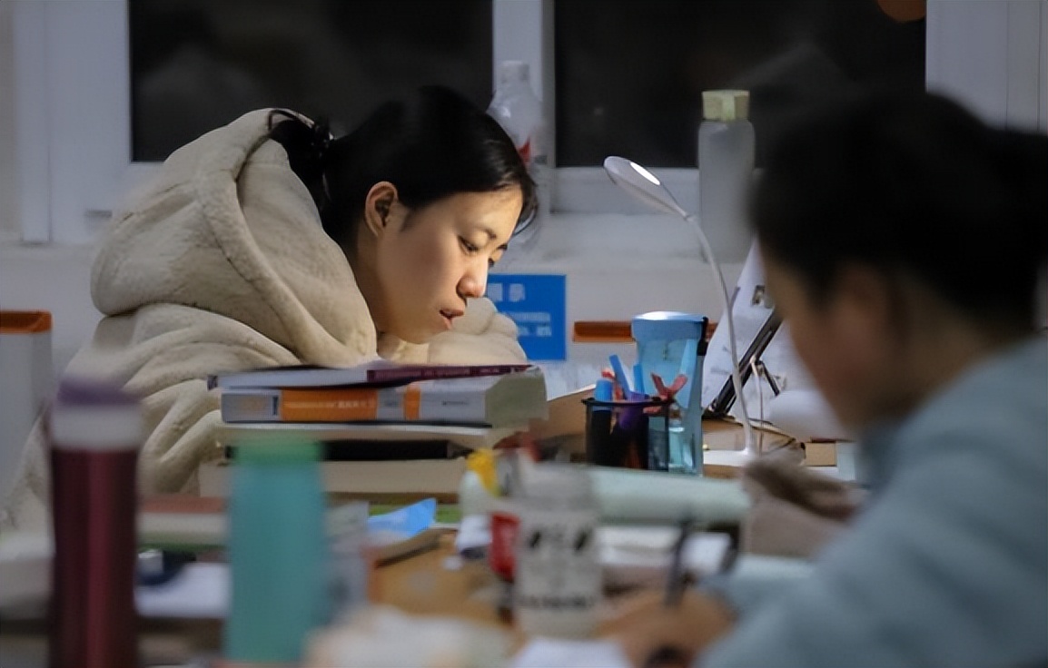 考研容易且适合考公务员的专业,考研考公务员比较有用的专业