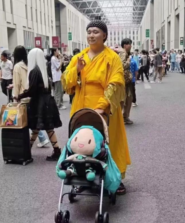 上海漫展出现女菩萨,漫展惊现女菩萨新闻评论