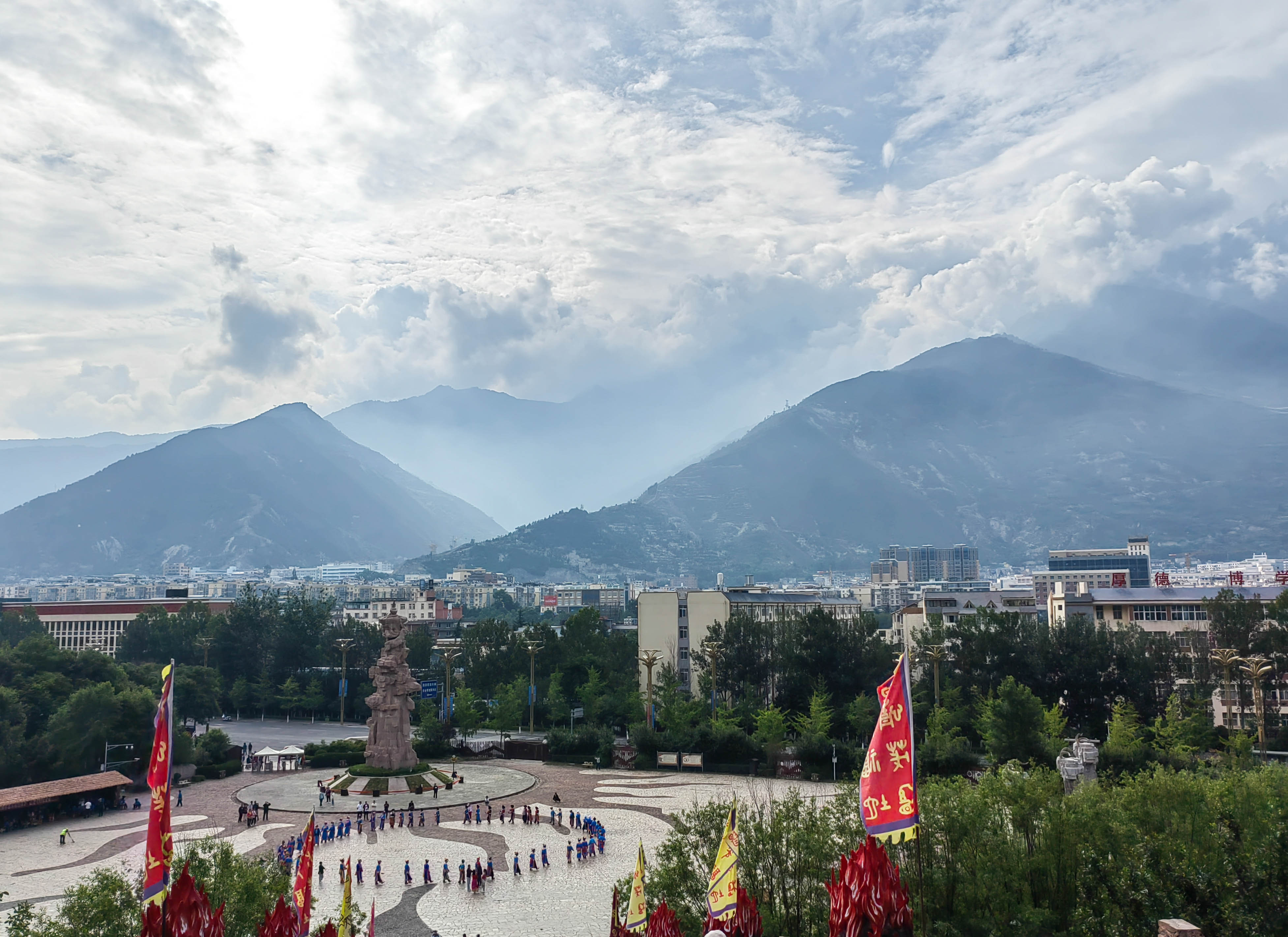 羌族云朵上的舞者,歌曲云朵上的羌族