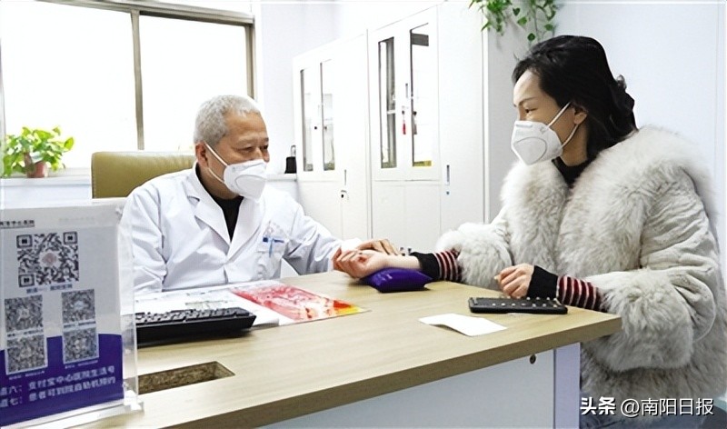 南阳市中心医院春节假期后，门诊工作呈现一派繁忙景象，记者实地探访就诊流程——15分钟看病取药全搞定