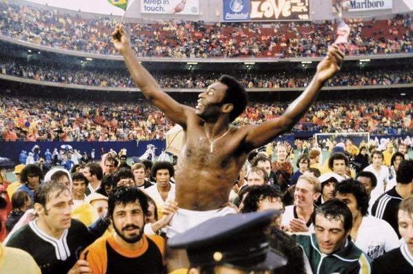 球王贝利传奇的一生仅17岁,巨星陨落的传奇人生