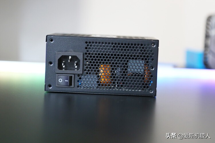 ITX好搭档！ThermaltakeTT钢影SFX650W金牌全模组电源开箱