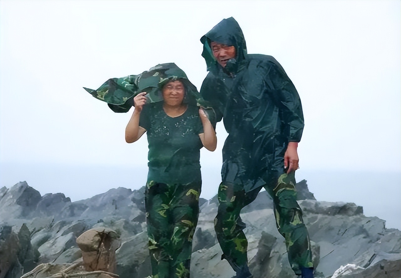 两夫妻守孤岛月入6万,一对夫妻被困孤岛一年吃一次肉