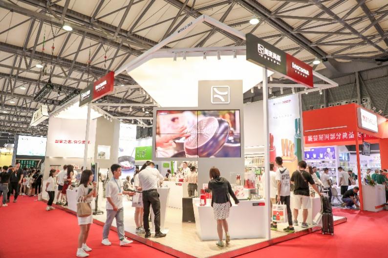 灞曚細棣栨棩鐩涘喌鐩村嚮,灞曚細鐩涘喌鐩村嚮