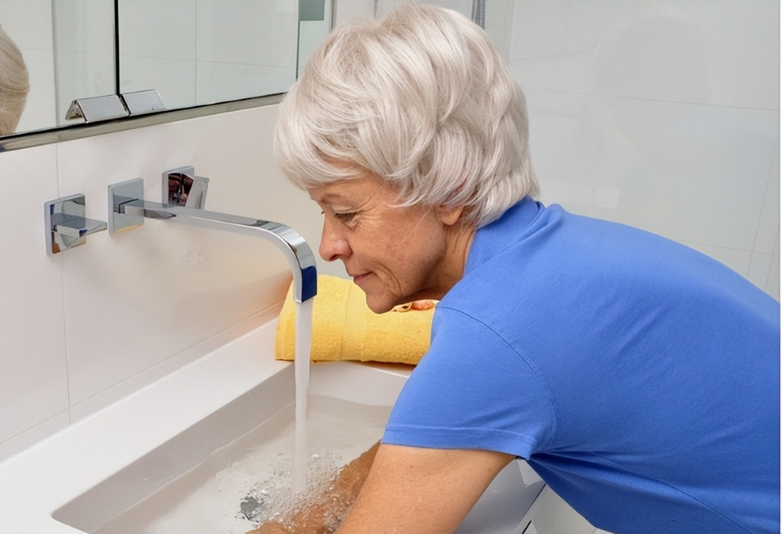 为什么人老了后容易出现老人味,人老为什么有老年味