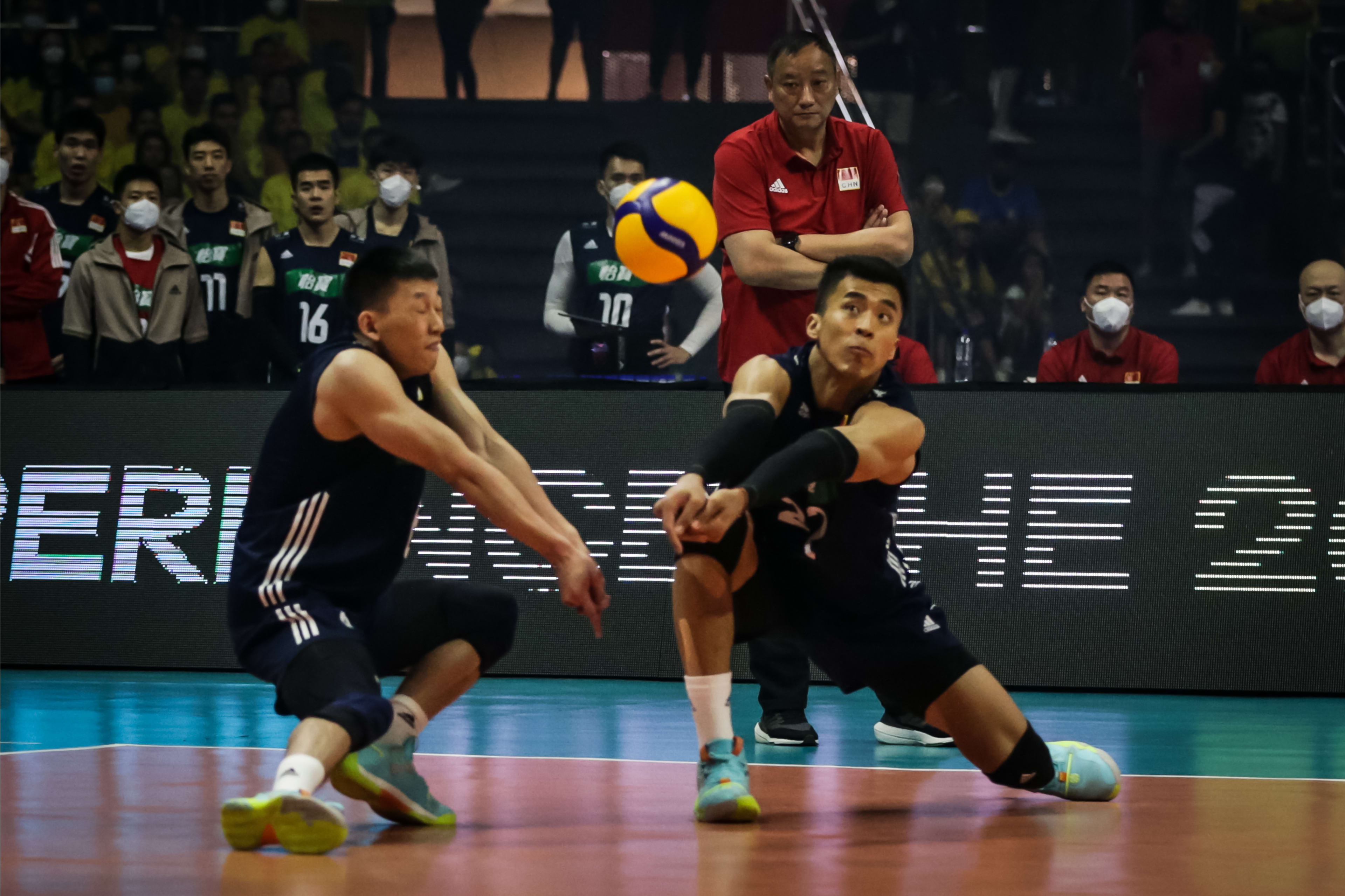 爆冷掀翻世界第一！中国男排3比0完胜巴西，喜提世联赛首胜