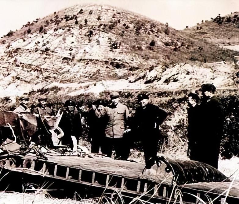 1962年,毛主席见到导弹部队的英雄岳振华,连说了三次“打得好”