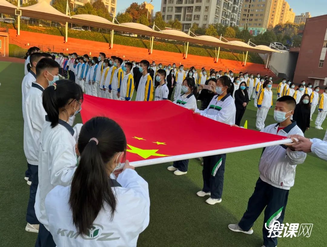 3000多名师生传递国旗为祖国庆生,开学典礼百人传旗