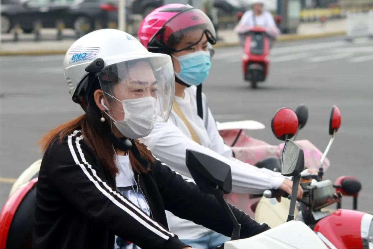 电动车有牌有证没戴头盔怎么处罚,交通法规定骑电动车必须戴头盔