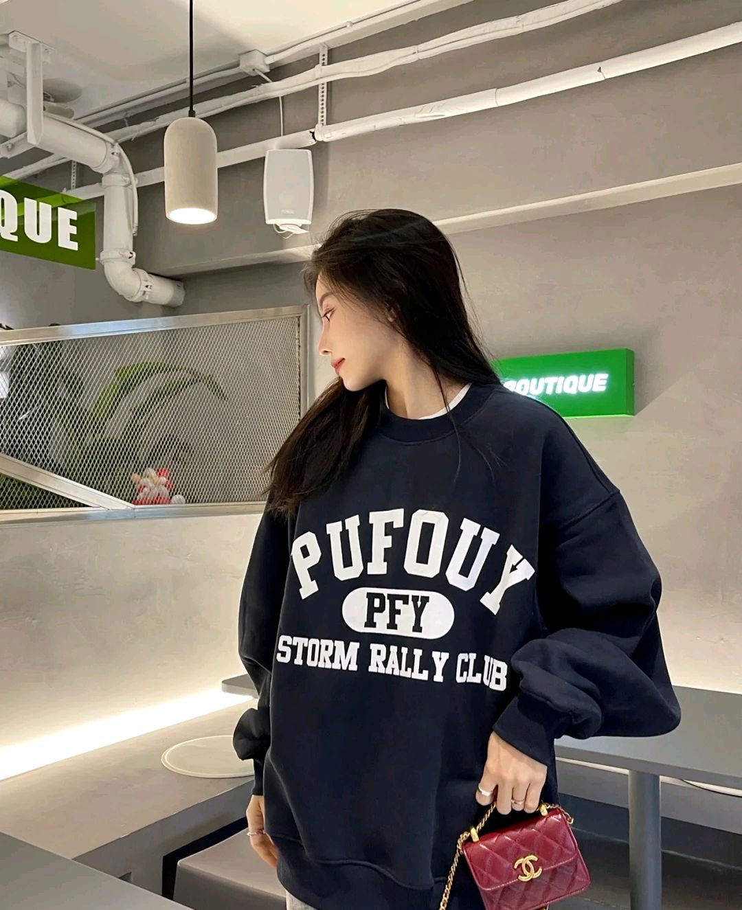 时髦的女人都穿卫衣减龄又好看,减龄卫衣穿出青春活力范