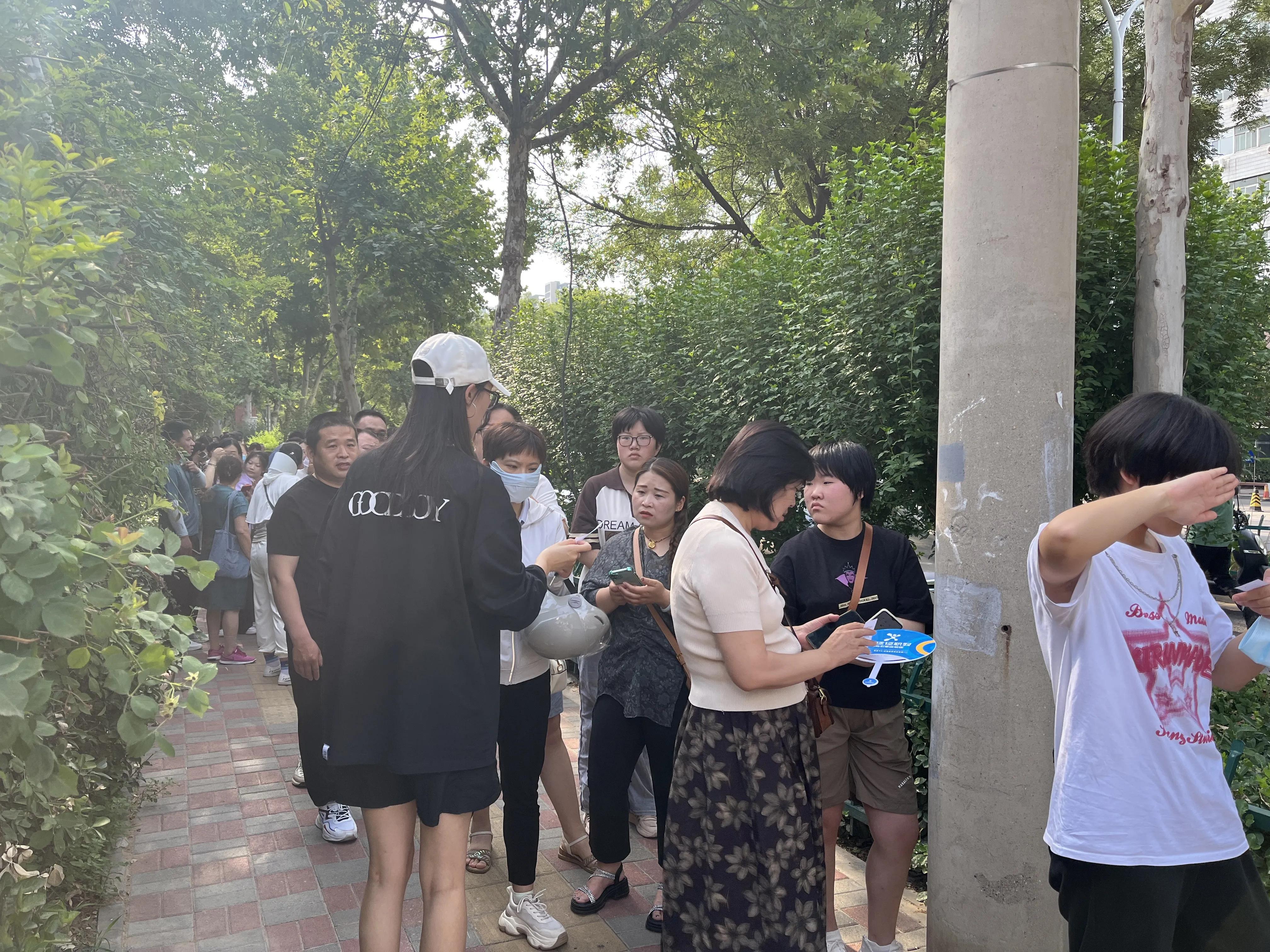 石家庄高中录取深夜排队,石家庄高校大火最新报道