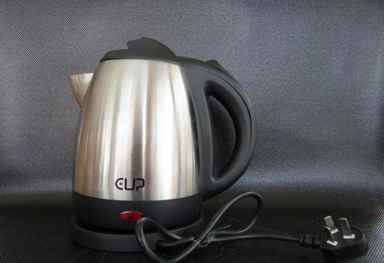 长期喝电热水壶烧的水有什么危害,喝电热水壶烧的水对身体危害多少